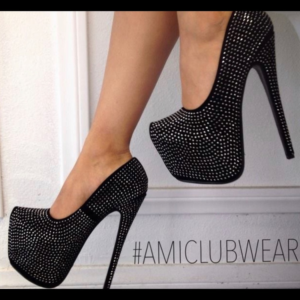 Black sparkling pumps
